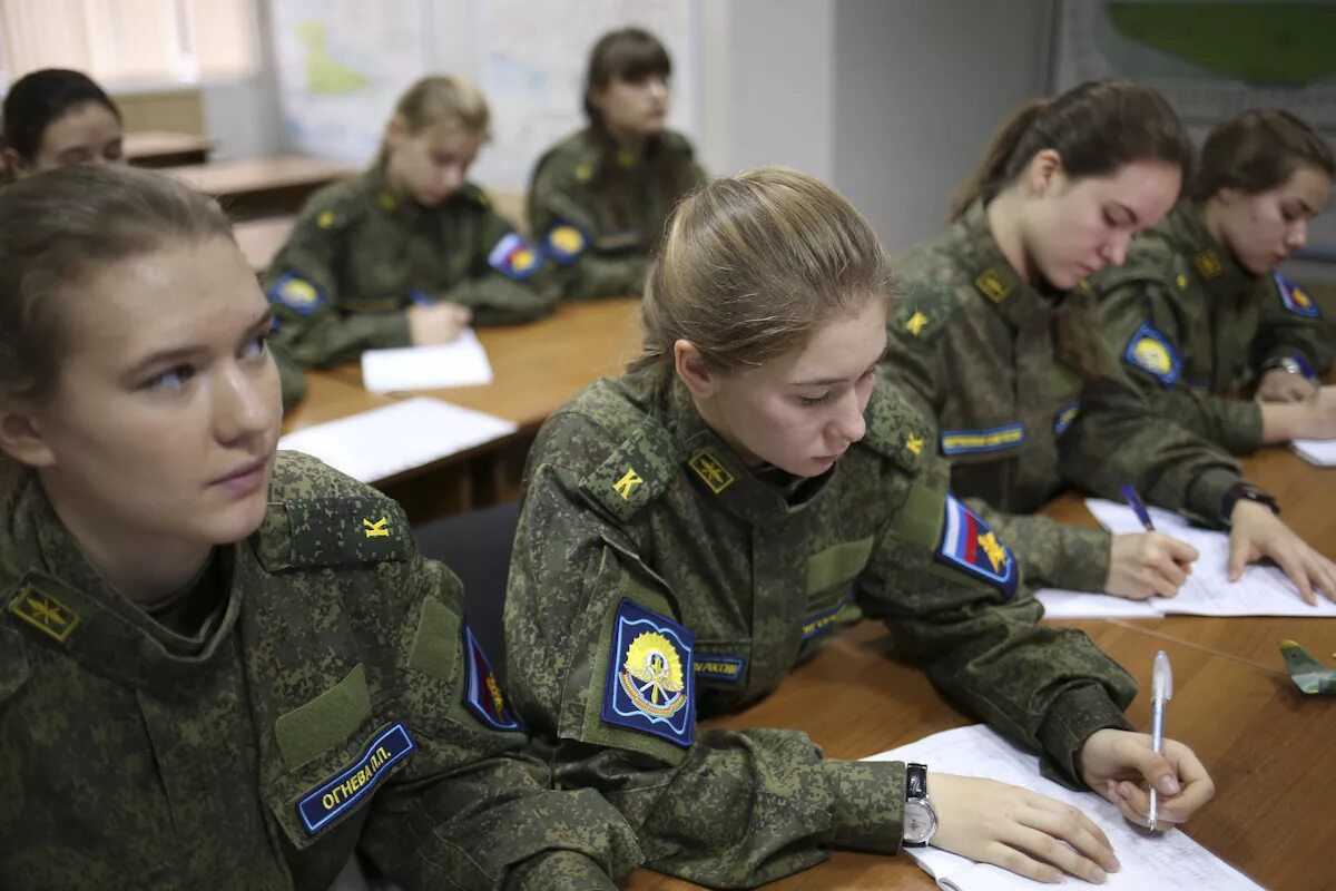 Сколько женщин служит. Военные вузы для девушек. Военное училище для девушек. Девушки курсанты военных вузов. Девушки курсантки.