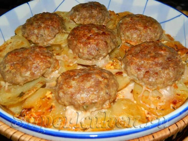 Быстро, просто, вкусно! Котлеты в духовке с картошкой - YouTube