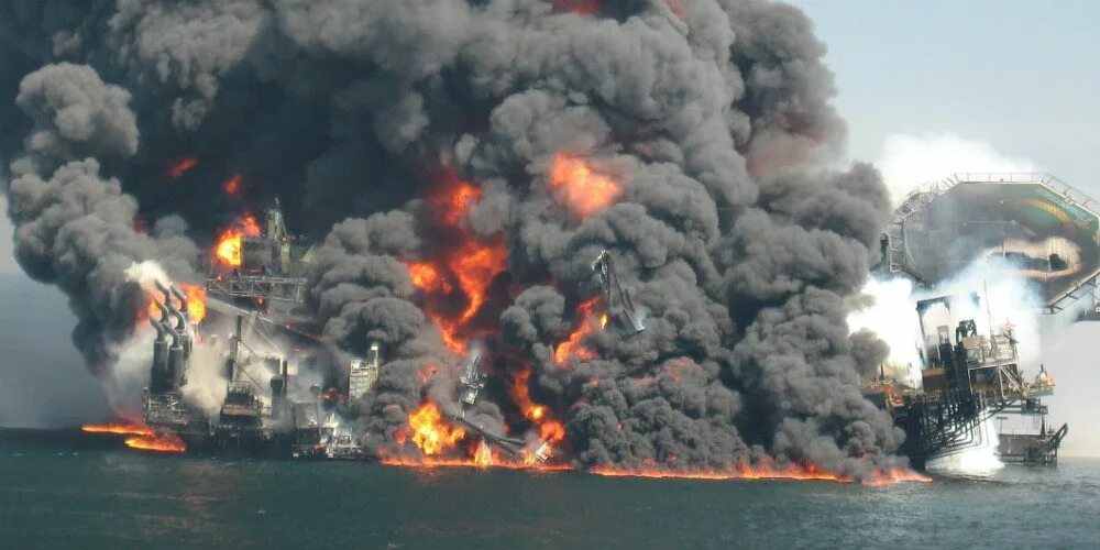 Пожары взрывы на транспорте. Взрыв нефтяной платформы Deepwater Horizon - 20 апреля 2010 года. Глубоководный Горизонт 2010. Взрыв нефтяной платформы Deepwater Horizon последствия. Взрыва на платформе Deepwater Horizon в мексиканском.