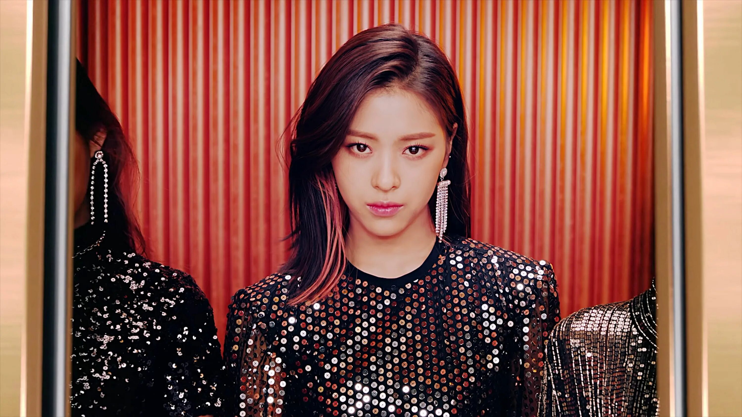 Itzy vampire перевод. Итзи участницы рюджин. юна itzy. itzy ryujin. рюджин и лиа.