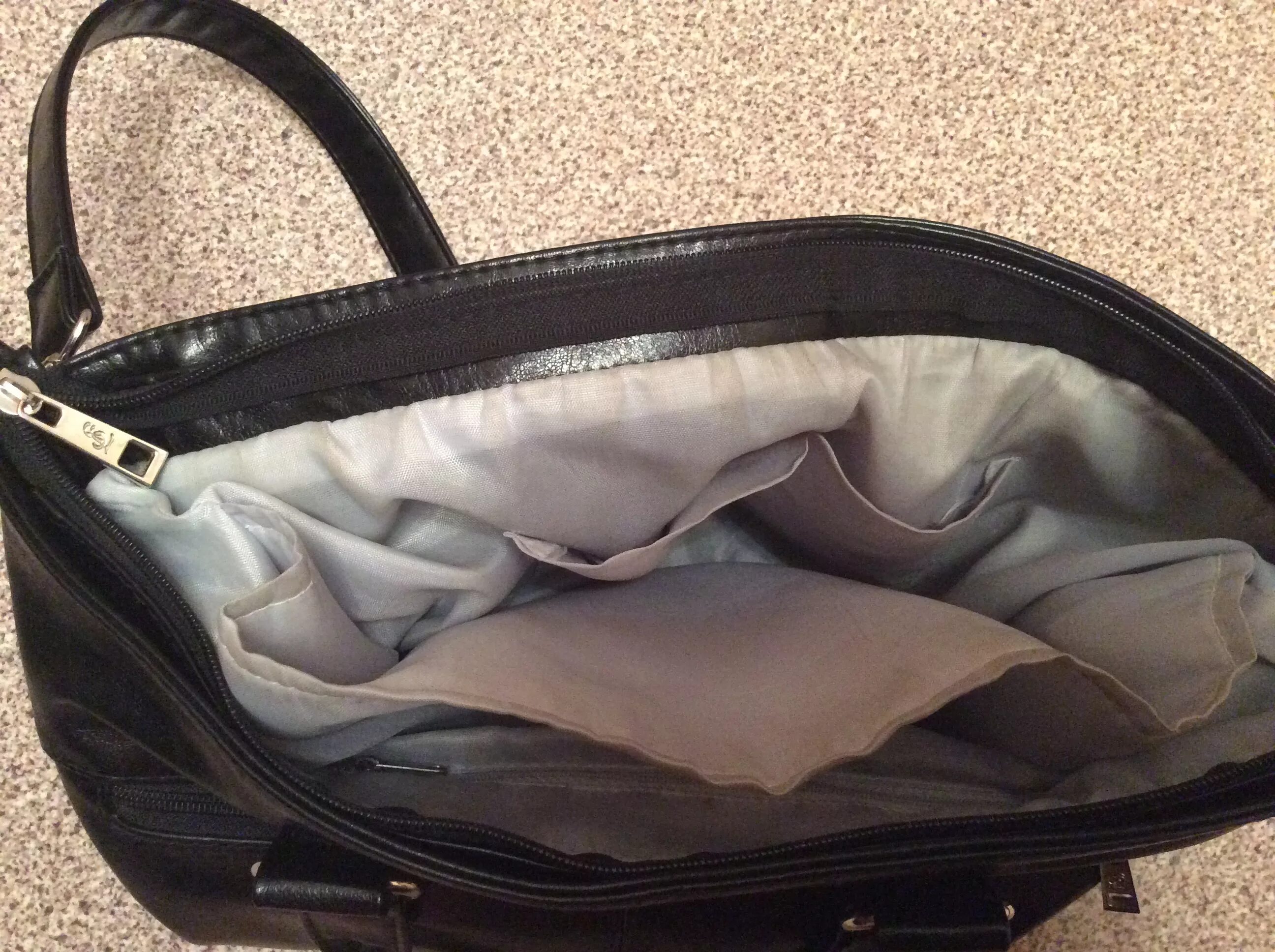 Сумка для девочек. Роется в сумке. Сумка лабутен. Девушка роется в сумочке. Роется в сумке.