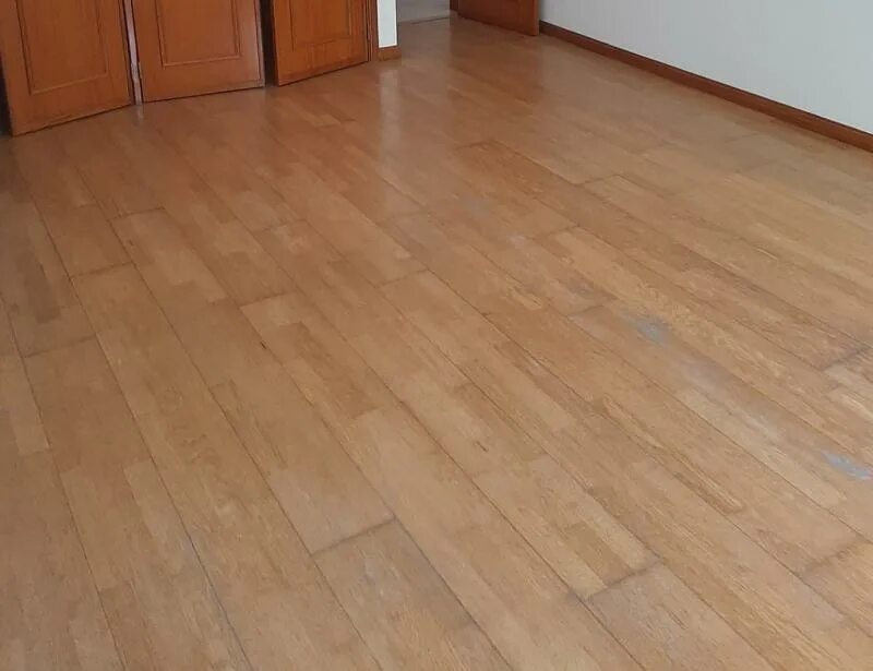 Уложенный ламинат. Укладка ламината за квадратный метр. Ламинат в комнате. Ламинат кв метров укладкой. Ламинат лесенкой.