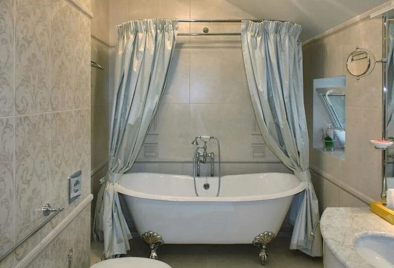 Скрытая шторка в ванной. Занавеска для ванной. Шторы в ванную комнату. Ванная с занавеской. Ванная со шторкой.