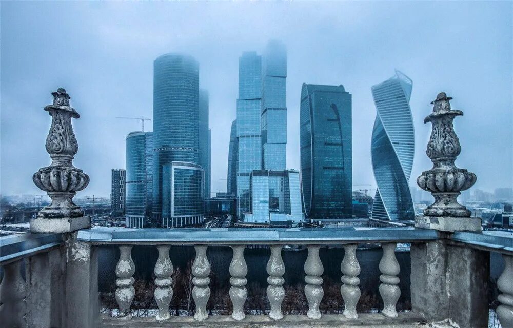 Ракурс сити. Портрет с необычного ракурса. Москва сити снизу. Москва сити внутри на улице. Ракурс сити.