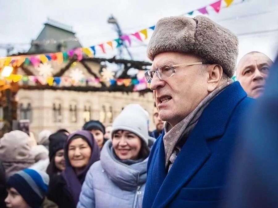 Деньги холопам. Жириновский фото.