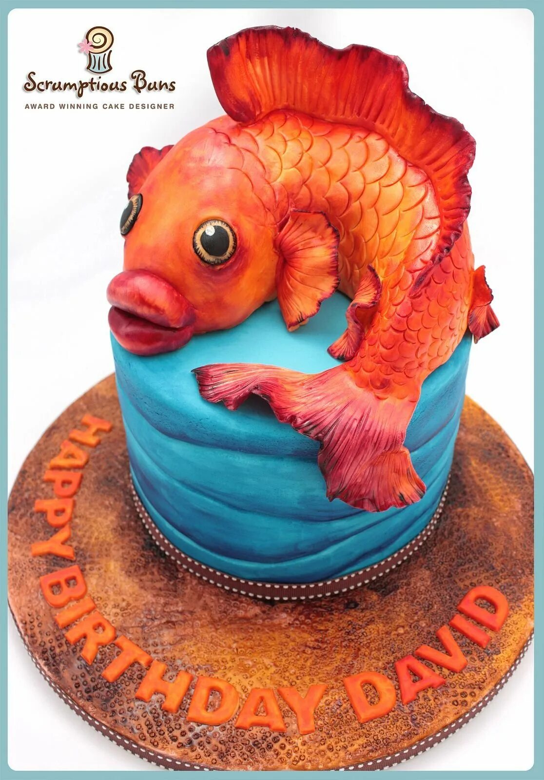 Торт в виде рыбы. Тортик в виде рыбки. Тортик с золотой рыбкой.