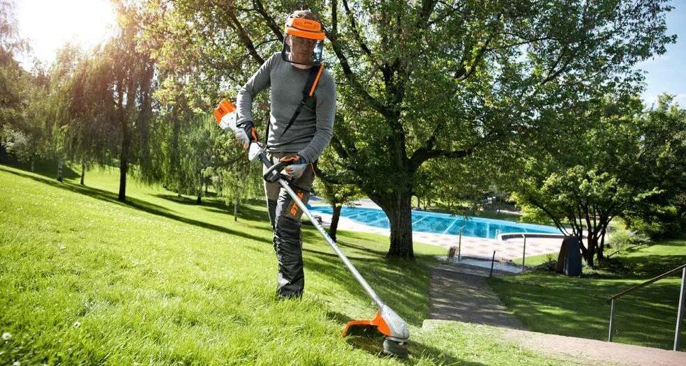 Штиль кошение газона. Триммер для кошения травы16100022. Триммер риоби бензиновый. Триммер бензиновый для кошения травы. Бош триммер аккумуляторный садовый.