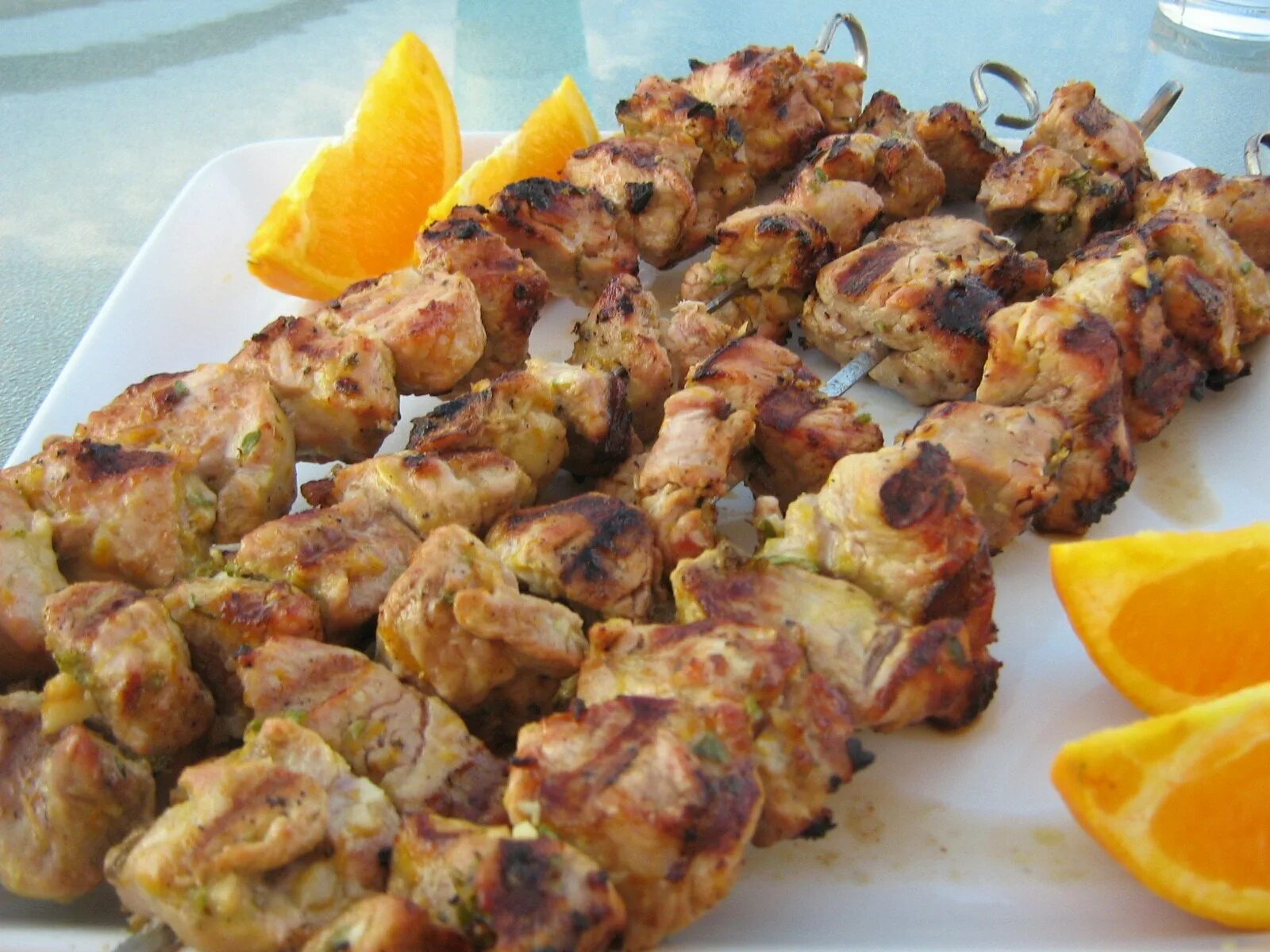 Шашлык из курицы с лимоном. Куриный шашлык мариновка. шашлык с апельсинами. шашлык в апельсиновом соке. шашлык куриный в маринаде.