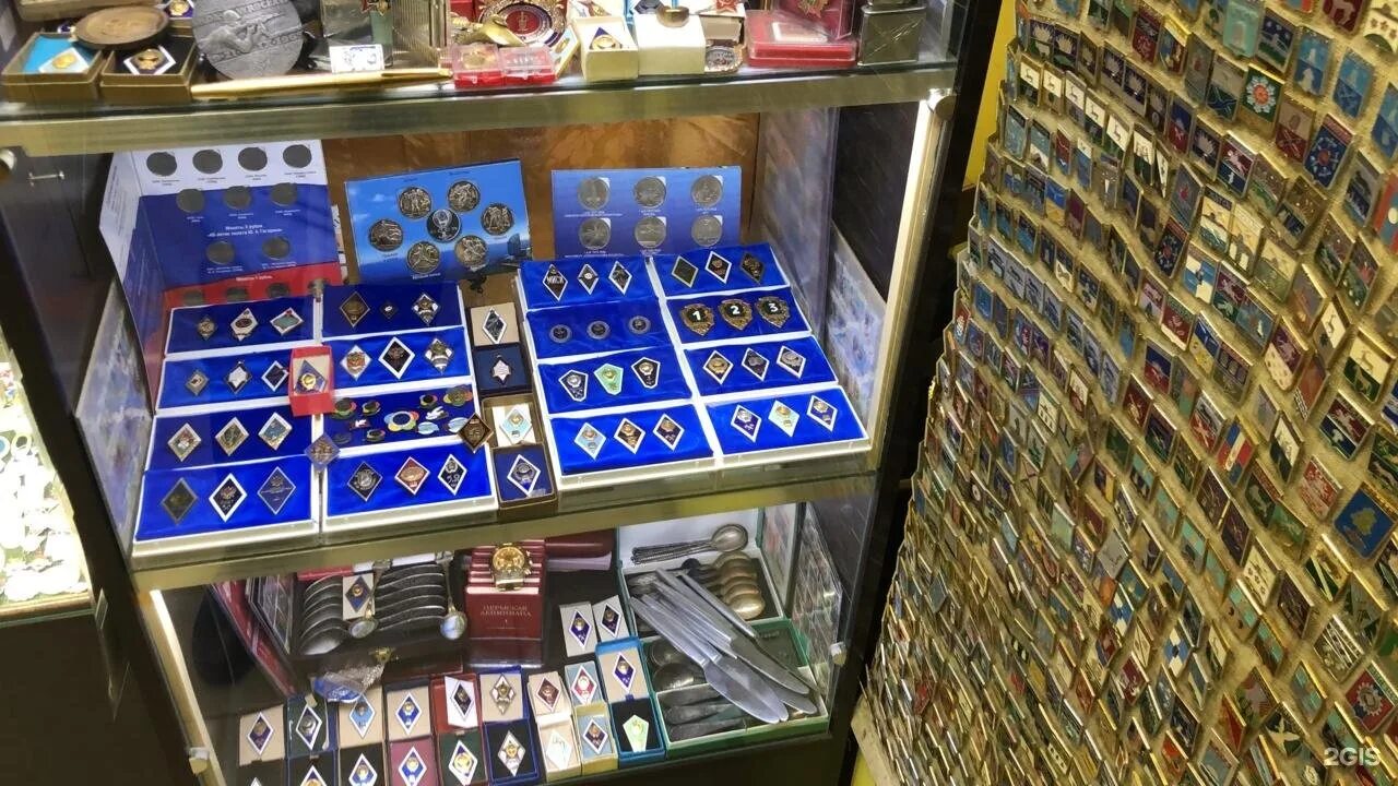 Кладовщик на складе. Модельный магазин в москве. Салон коллекционер. Сборщик заказов в гипермаркет. Магазин коллекционер.