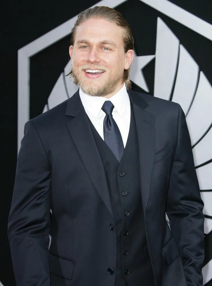 Charlie hunnam. Charleya Hannem. Ханнэм Чарли Ханнэм. Чарли Хеммен. Чарли Ханнэм 2010.