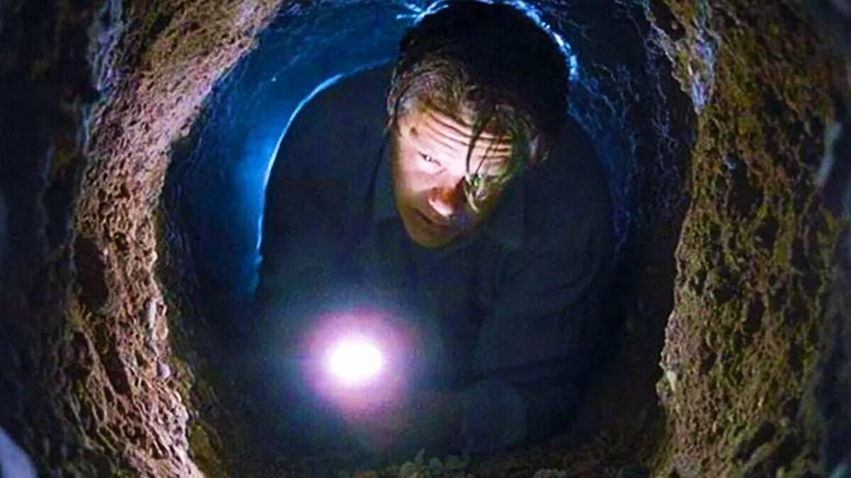 В стене дыра в дыре глаза. Побег из Шоушенка тоннель. Энди Дюфрейн в трубе. Энди Дюфрейн в канализации. Энди Дюфрейн ползет по трубе.
