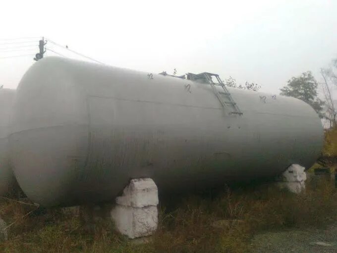 Авито цистерна. Эмалированная цистерна 1000 кубов. бочка железнодорожная 50-60 кубов. цистерна бочка для нефтепродуктов. цистерна для воды на 25 тонн.