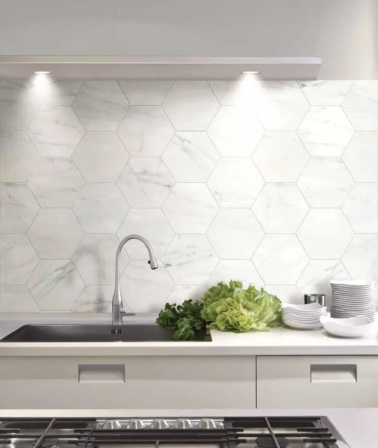 Плитка на фартук для кухни 1200х600 стену. Фартук blanco brillo bisel 10x30. Фартук из керамогранита на кухне. Керамогранит на кухонный фартук 600 1200. Плитка для кухни на фартук.