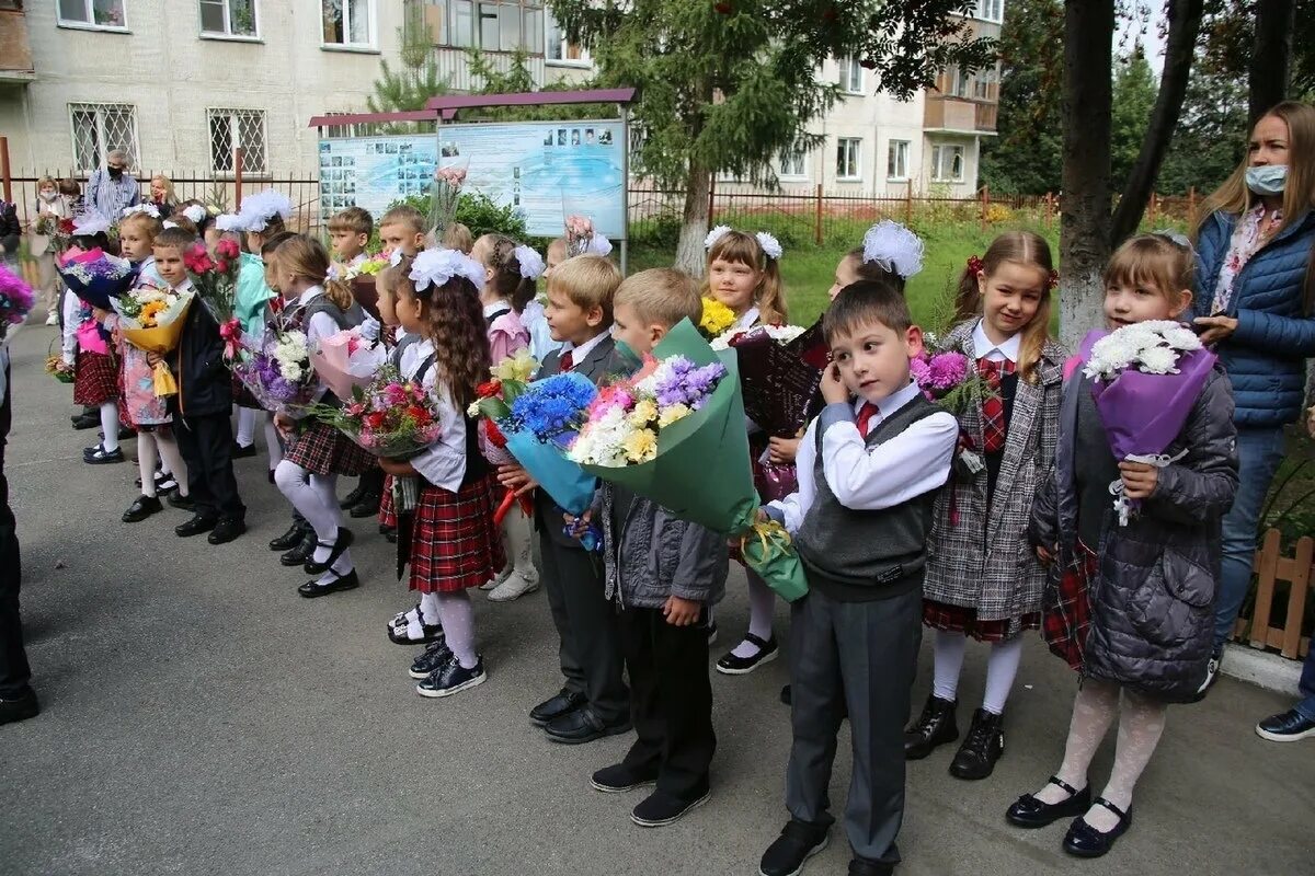 Пойдут ли в школы 1 сентября. Линейка в школе. 1 Сентября линейка в школе. Первое сентября линейка в школе первоклашки. 1 Сентября 2021 линейка.