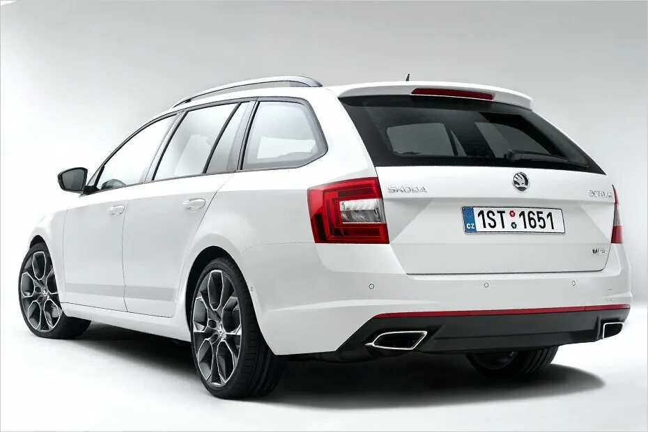 Octavia combi rs. Skoda Octavia RS универсал 2023. Octavia RS 2022 универсал.