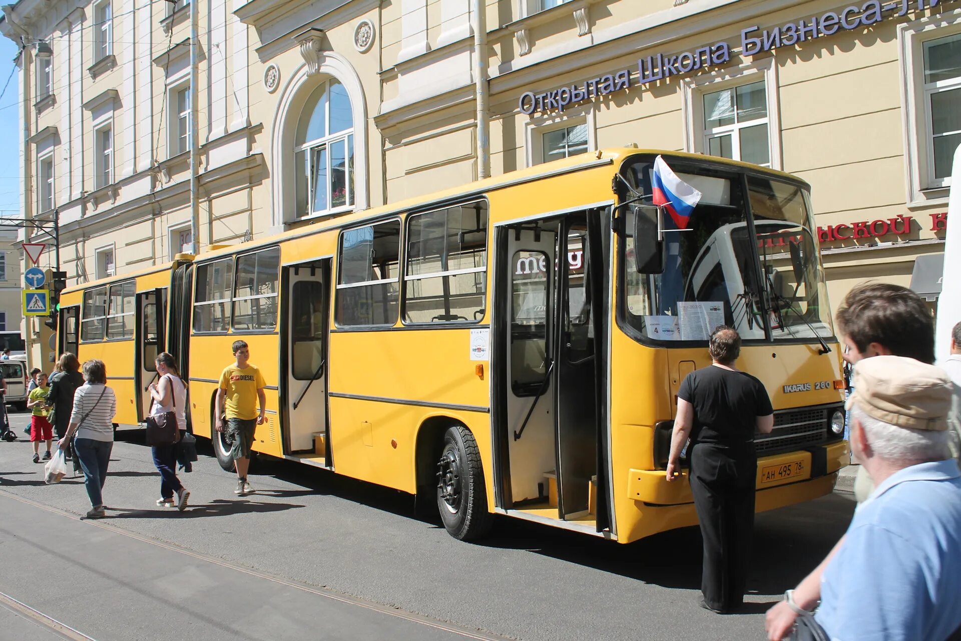 Старые автобусы в санкт петербурге. Парад автобусов. автобусы спб. старые автобусы спб. парад ретро автобусов санкт петербург.