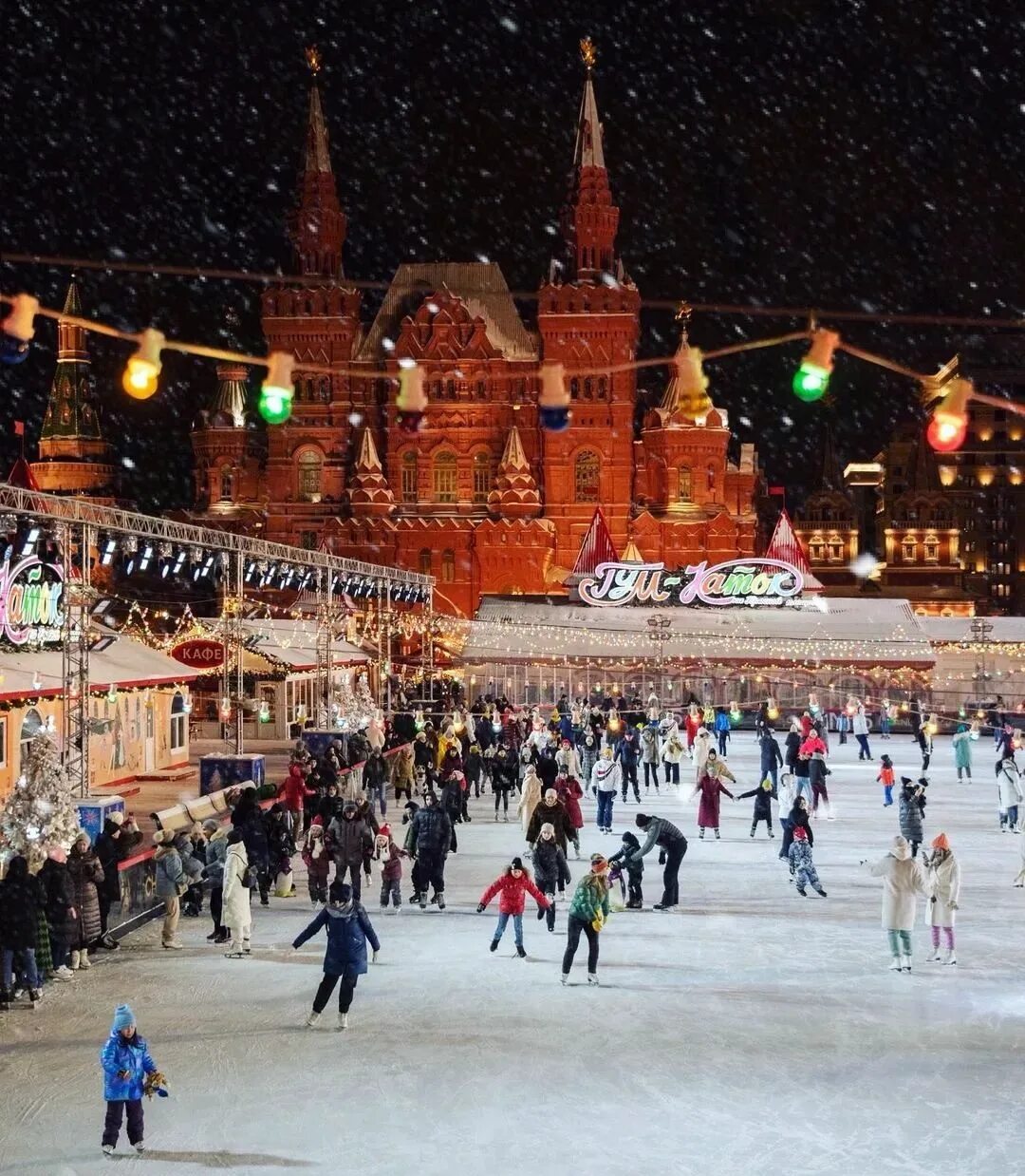 ГУМ каток. ГУМ-каток на красной площади. Каток в Москве на красной площади. Площадь революции каток ГУМ. Катки москвы сейчас