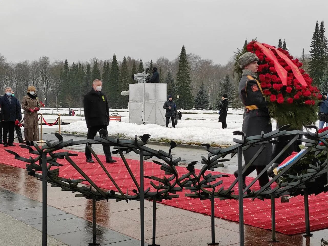 Пискаревское кладбище блокада Ленинграда. Пискарёвское мемориальное кладбище 27 января. Юнармейцы Пискаревское кладбище. Жертвы блокады Ленинграда Пискаревское мемориальное кладбище. Новости спб пискаревский