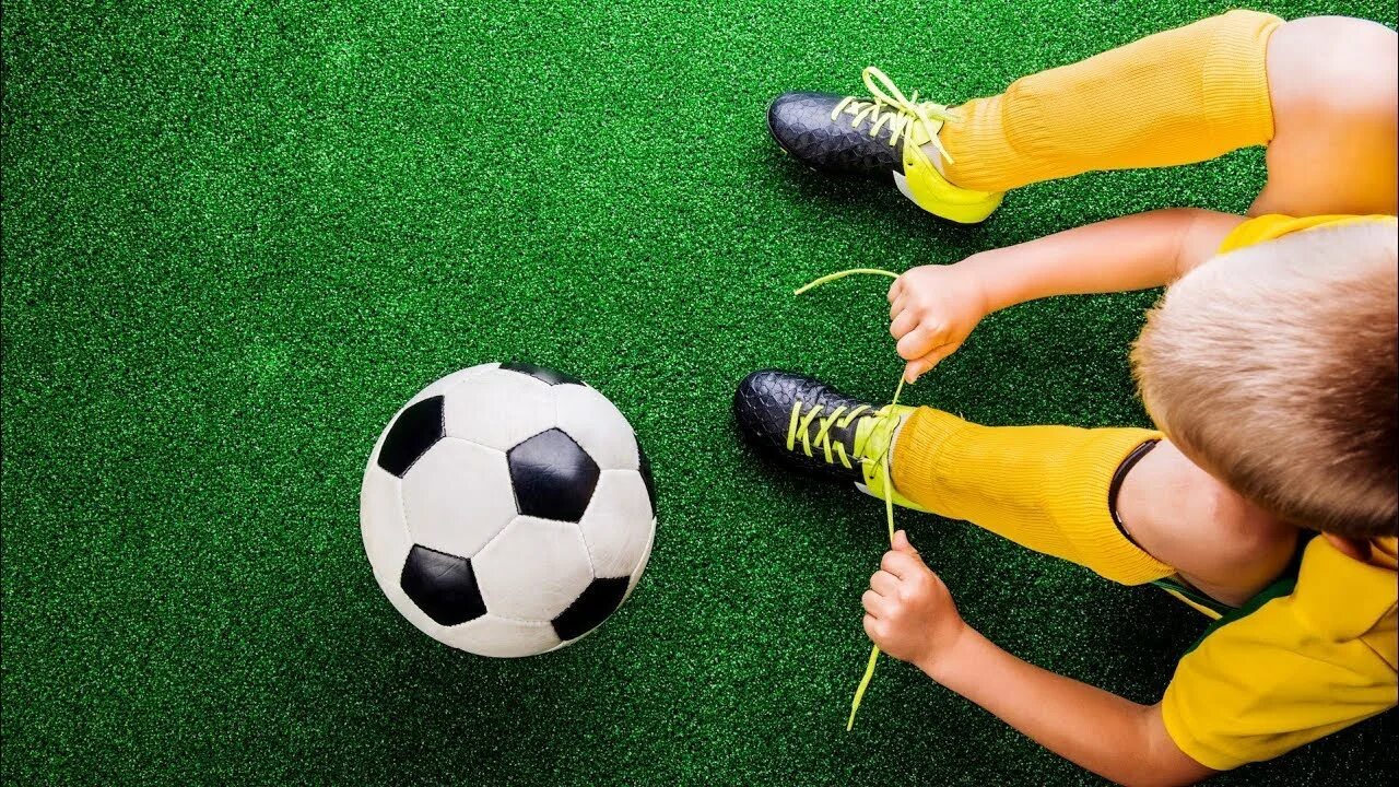 Футбол урок 1. Футбольная тематика. Футбольные дети. Футбольный мяч на поле. Ребенок с футбольным мячом.