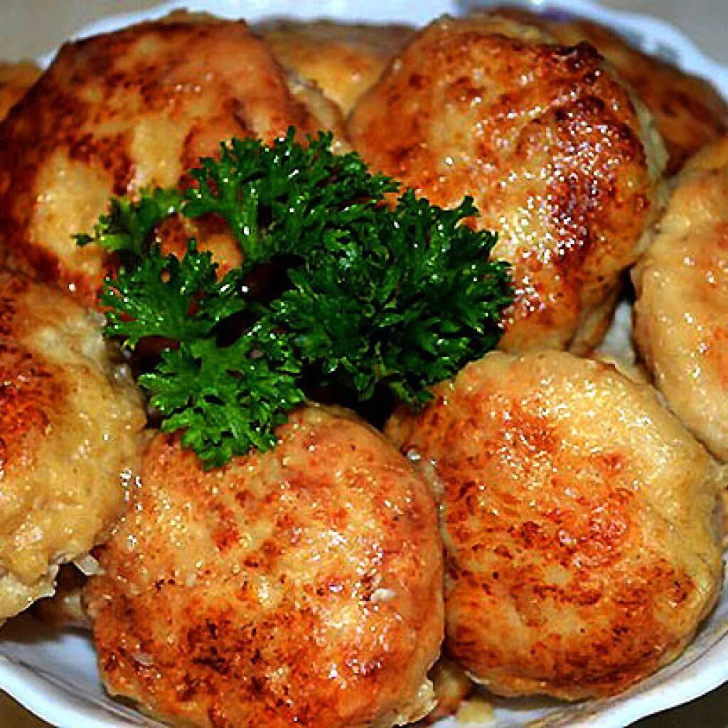 Котлеты из куриного фарша. Котлеты. Очень вкусные куриные котлеты рецепт. Биточки куриные. Куриные котлеты с сыром.