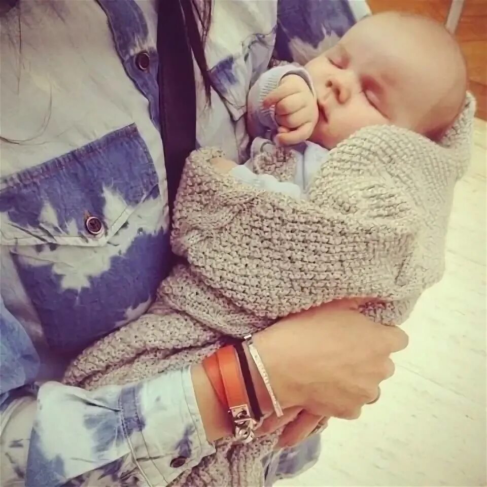 с маленьким сыном на руках. рука ребенка и взрослого. с маленьким сыном на руках. ребенок обнимает папу. девушка с сыном.