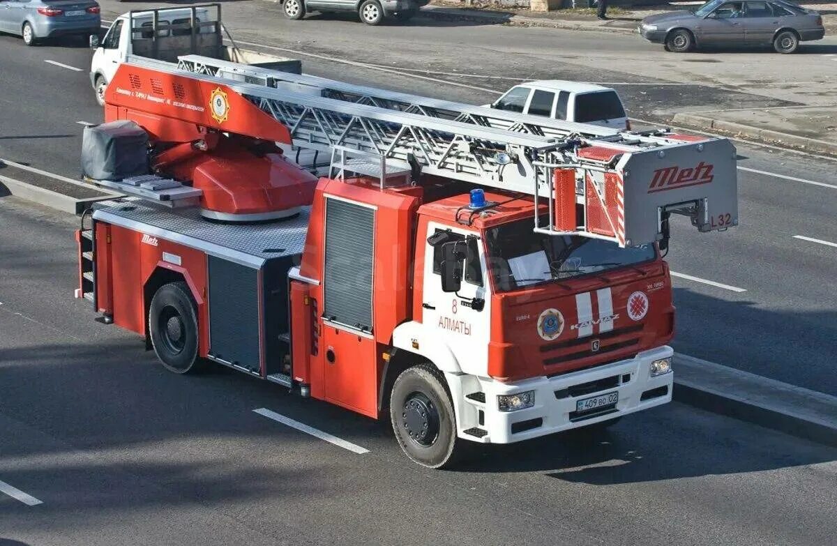 Камаз 6540 пожарный. Пожарная автолестница ал-32. Автолестница ал-30 «ивеко-магирус». Автолестница ал50 камаз 65115. Автолестница коленчатая пожарная.