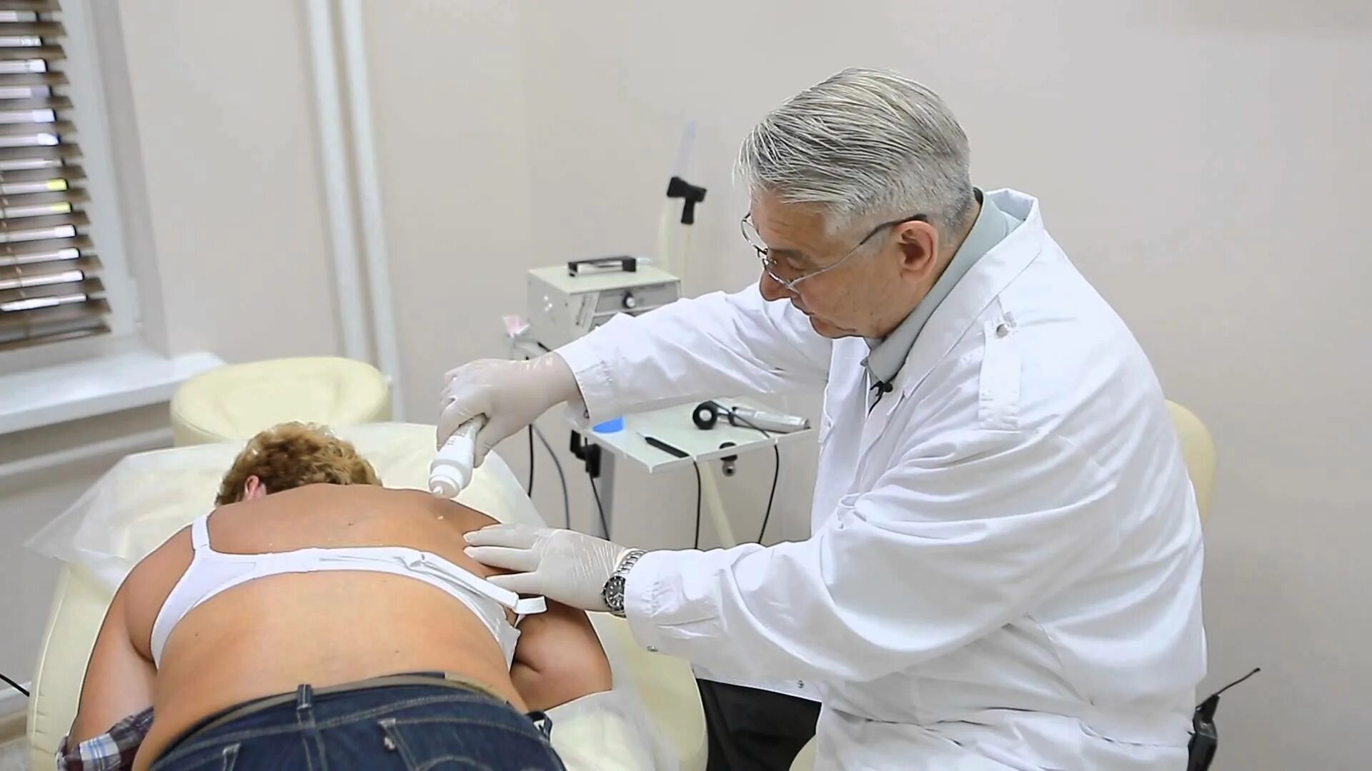 Врач по бородавкам. Осмотр дерматолога. Меланома дерматоскопия. Инструменты дерматолога. Врач по бородавкам.