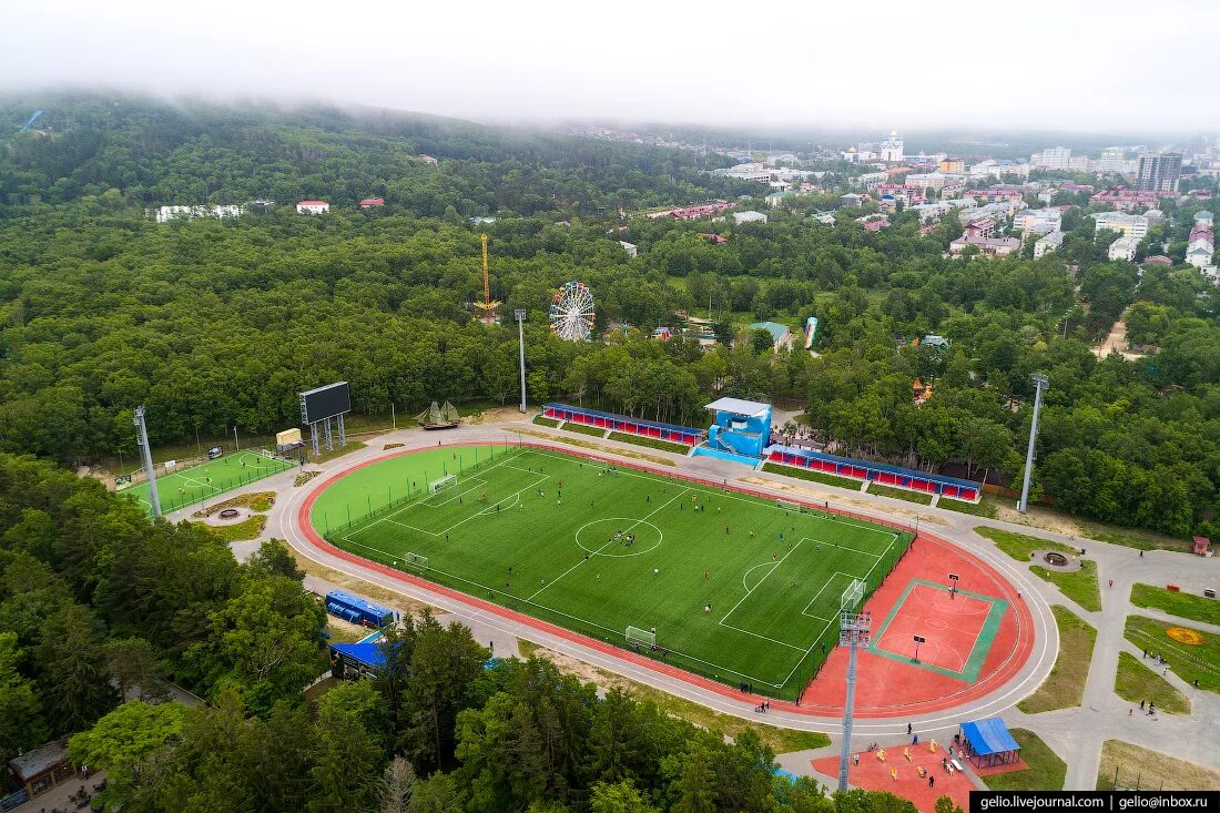 Стадион космос Южно-Сахалинск. Парк Гагарина Южно-Сахалинск стадион космос. Южно-Сахалинск достопримечательности парк стадион. Стадион на гагарина