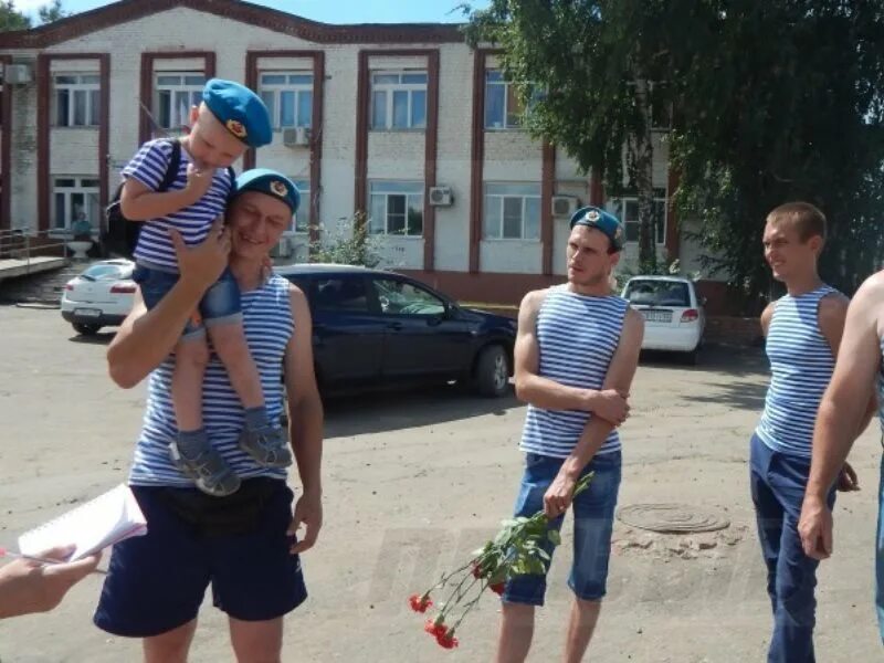 Расплескалась синева по подъездам. Расплескалась синева юмор. расплескалась синева эмоджи. фото синева друга.