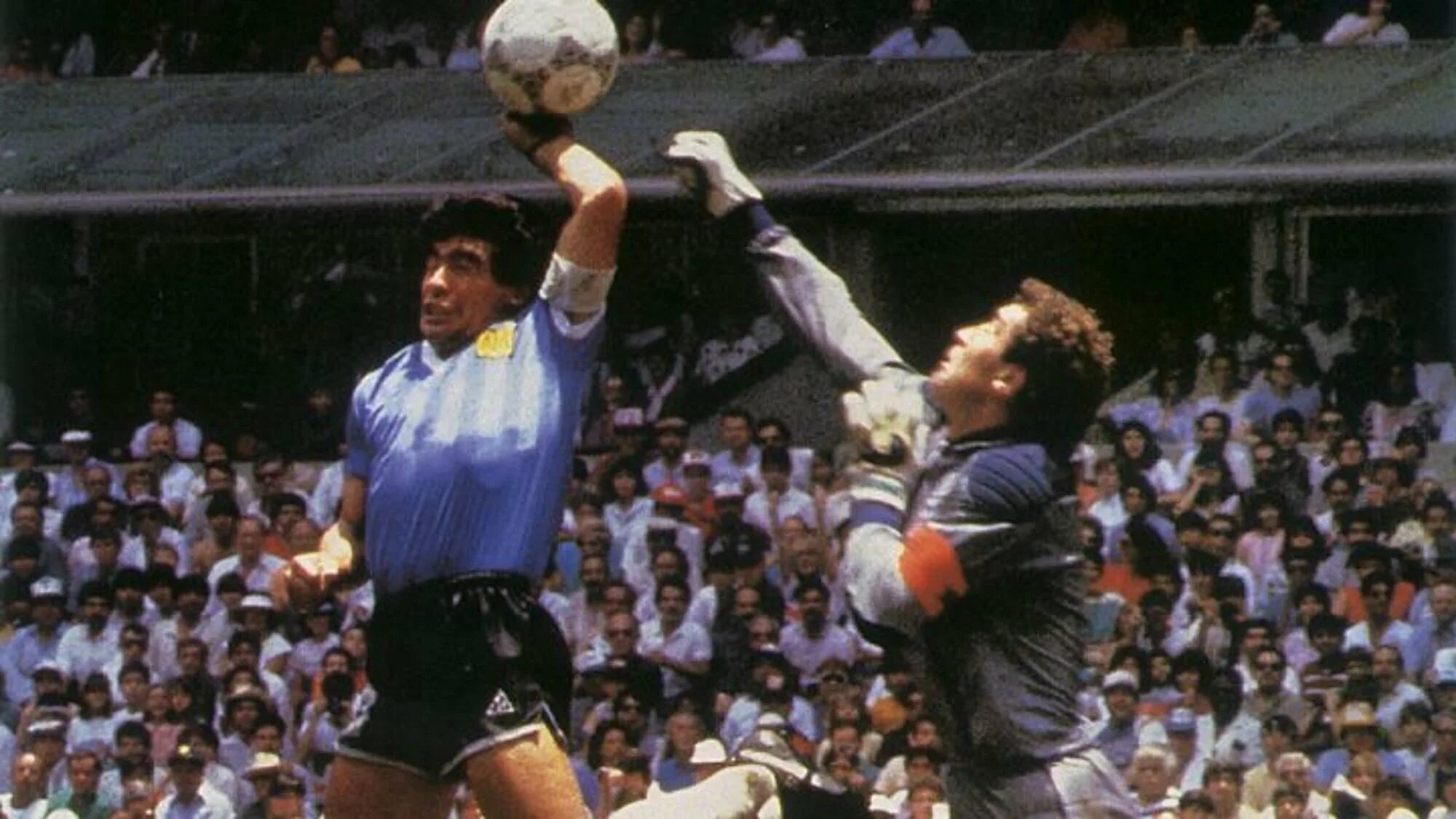 Диего Армандо Марадона рука Бога. Диего Марадона 1986 рука Бога. Диего Марадона, 1986 год. Марадонна в 1986 году.