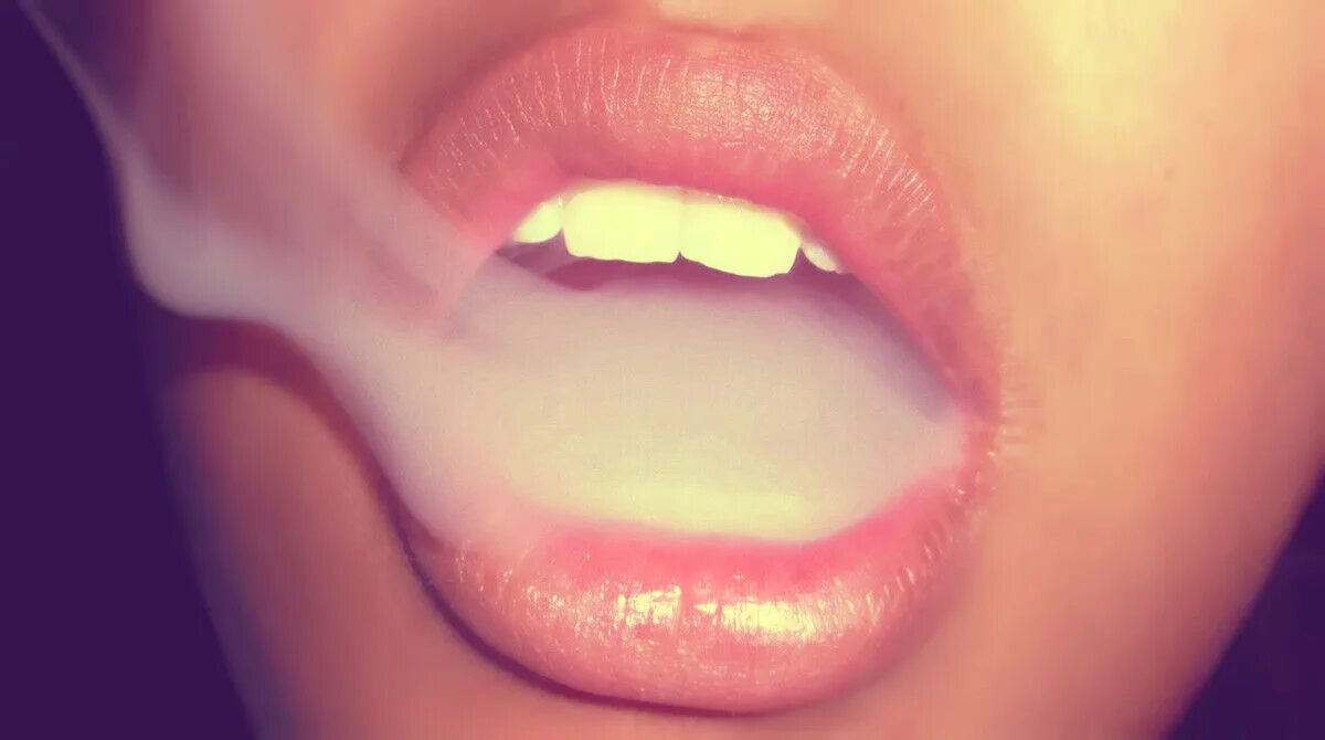 Рот девушки с языком. Губы девушки. Аватарка губы. Девушка губы дым. Облизывает губы.