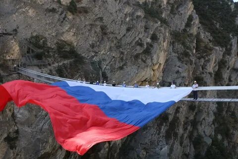 Развернул флаг