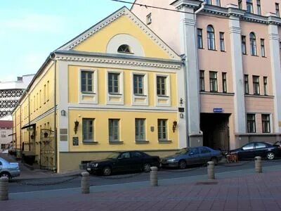 Революционная 10