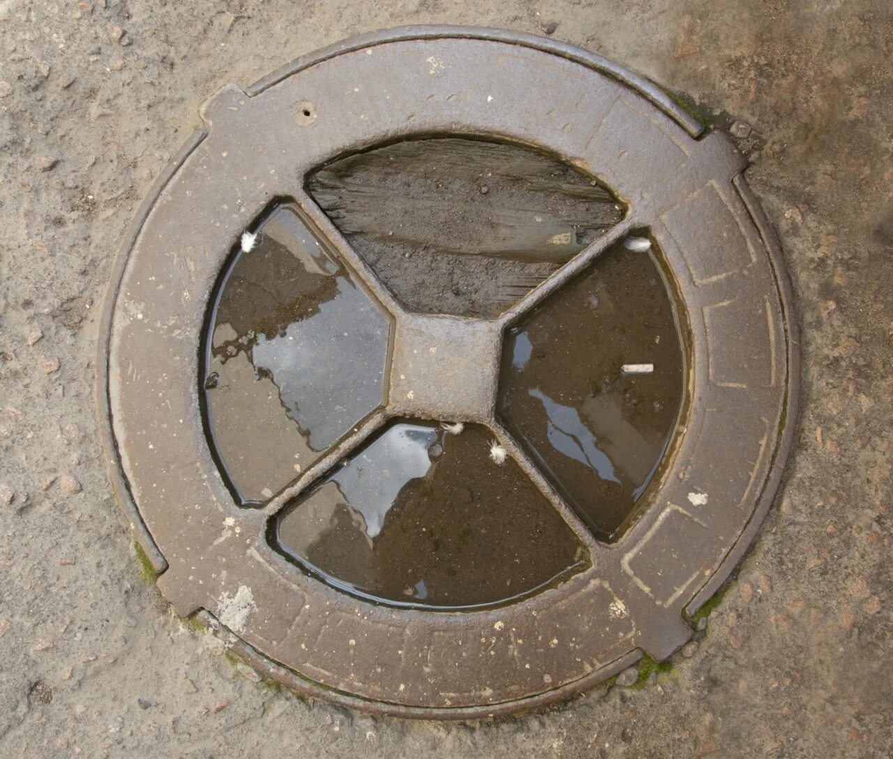 1000. Люк канализационный лму. Люк канализационный 125kh. Канализационный люк большой клоаки италия. Люк канализационный чугунный на дорогах.