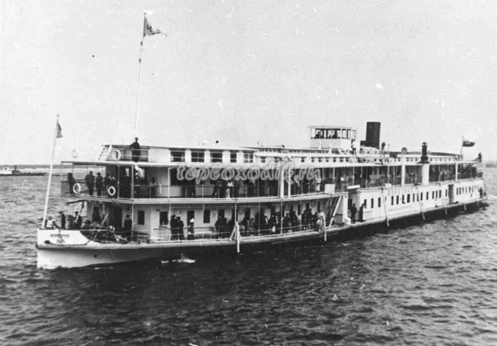 Колёсный речной пароход кама. Первые теплоходы. Первые теплоходы. Теплоход урал 1911. Теплоход урал 1911.