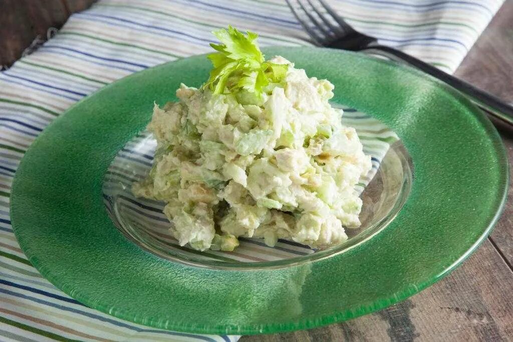 Грудка сельдерей яблоко. Салат из сельдерея и куриной грудки. Салат с сельдереем и куриной грудкой. Салат сельдерей куриная грудка. Салат с сельдереем и яблоком и курицей.