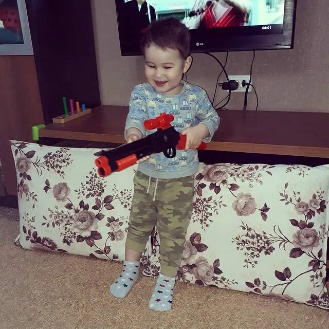 мужчина с поднятой рукой. парень со спины. группа руки вверх!. группа руки вверх 1995. мужчина с поднятой рукой.