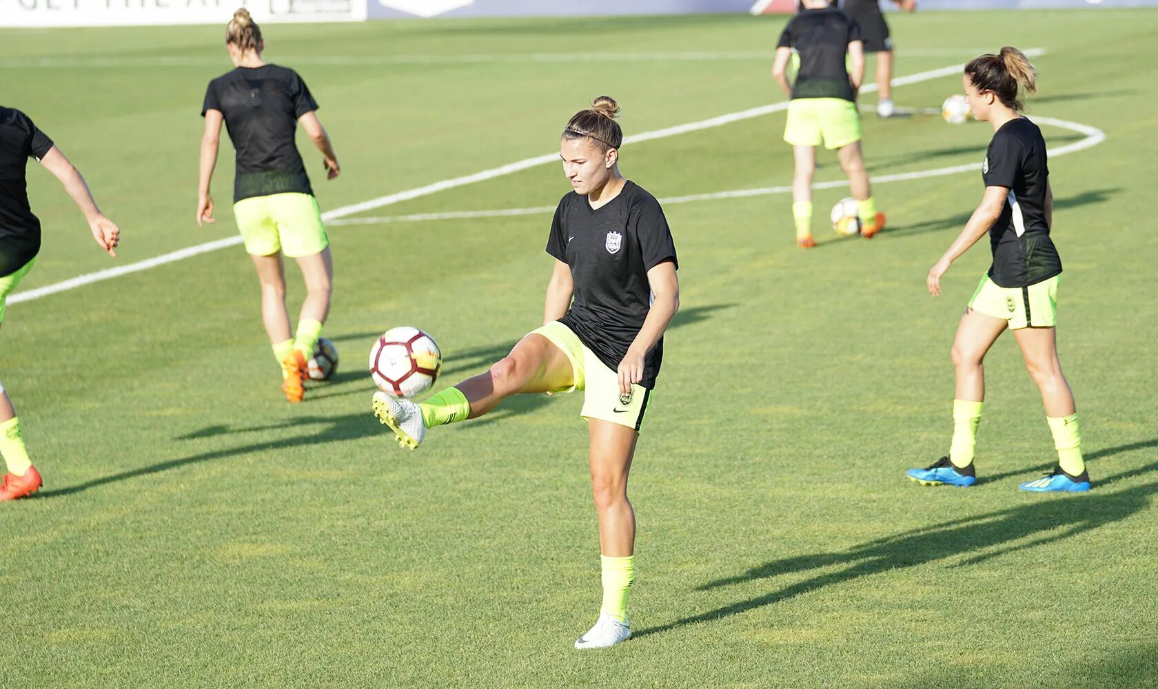 She play football every day. Женская игра в футбол. people playing football. почему женщины не играют в футбол. китайские женщины играют в футбол.