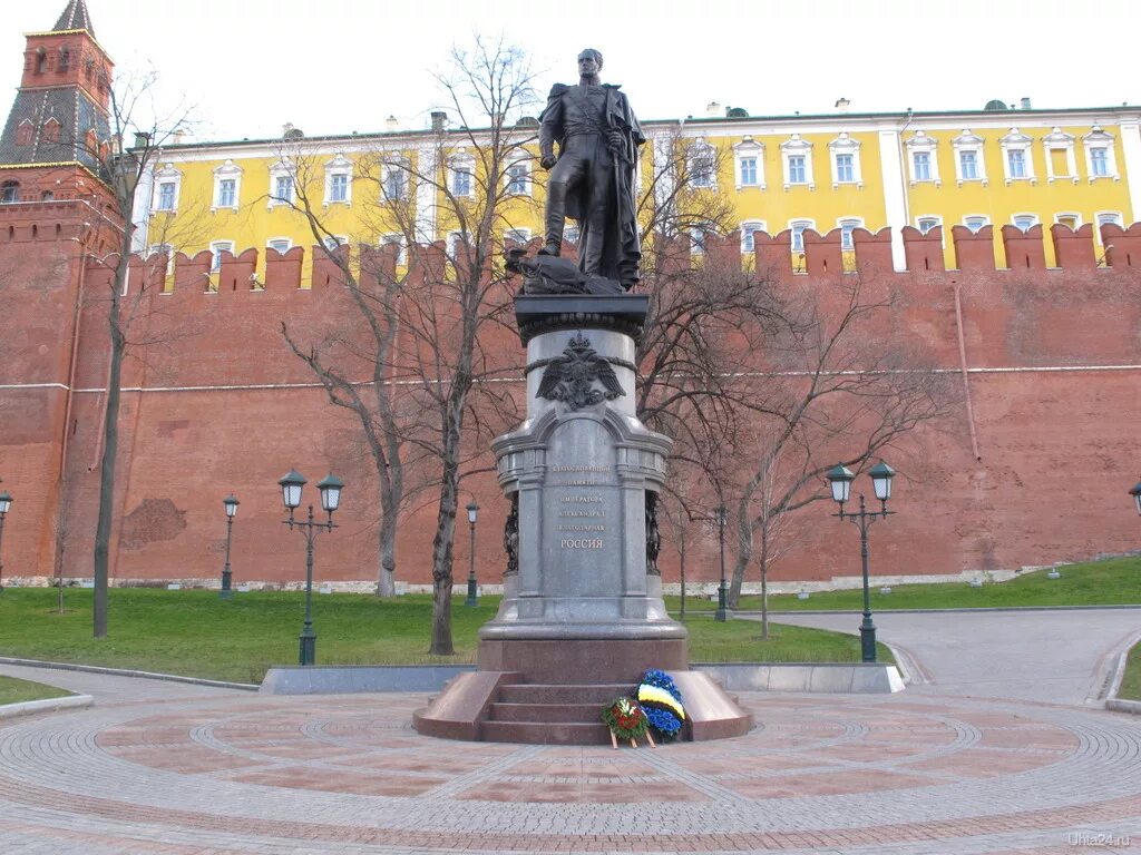 Памятник Александру i (Москва). Памятник Александру 1 в Москве в Александровском саду. Памятник Александру Невскому в Москве возле Александровского сада. Памятник александру первому