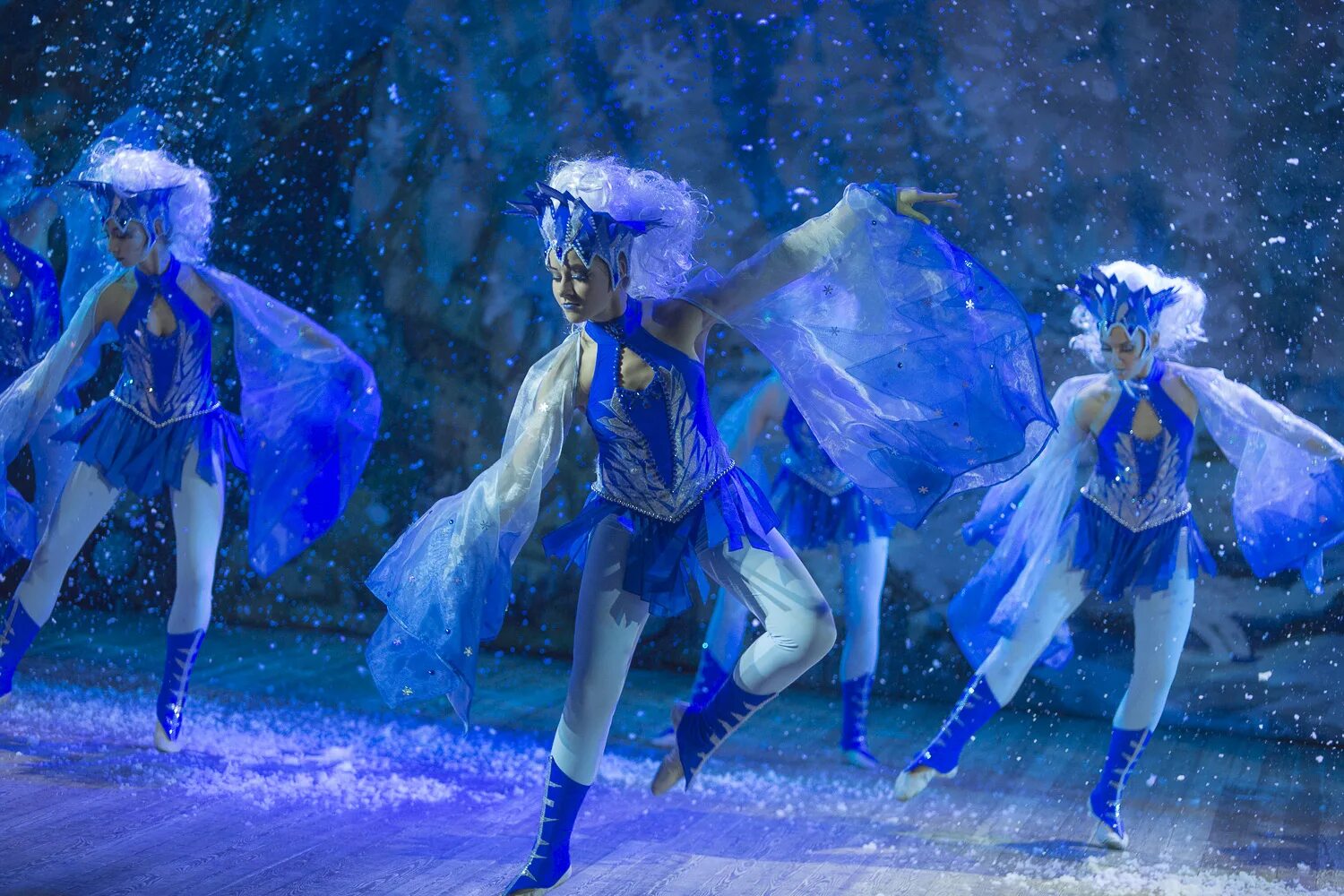 Снежная королева театр оперы и балета саратов. Наталья буханова. Снежная королева балет труппа. Костюм вьюга. Балет снежная королева саратов.