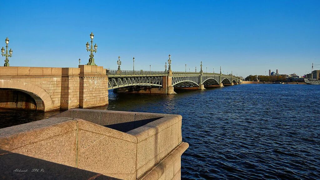 Троицкий мост через Неву в Санкт-Петербурге. Дворцовая набережная Троицкий мост Санкт-Петербург. Троицкий мост через Неву.