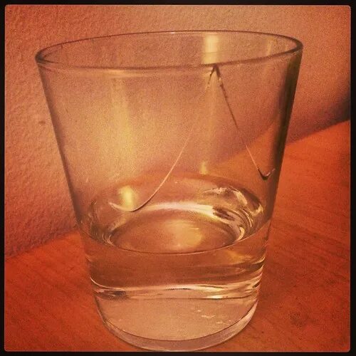 Наливание жидкости в кружку. Треснутая кружка примета. Признаки стеклянного стакана. Взрывающийся стакан. Почему лопается стакан.