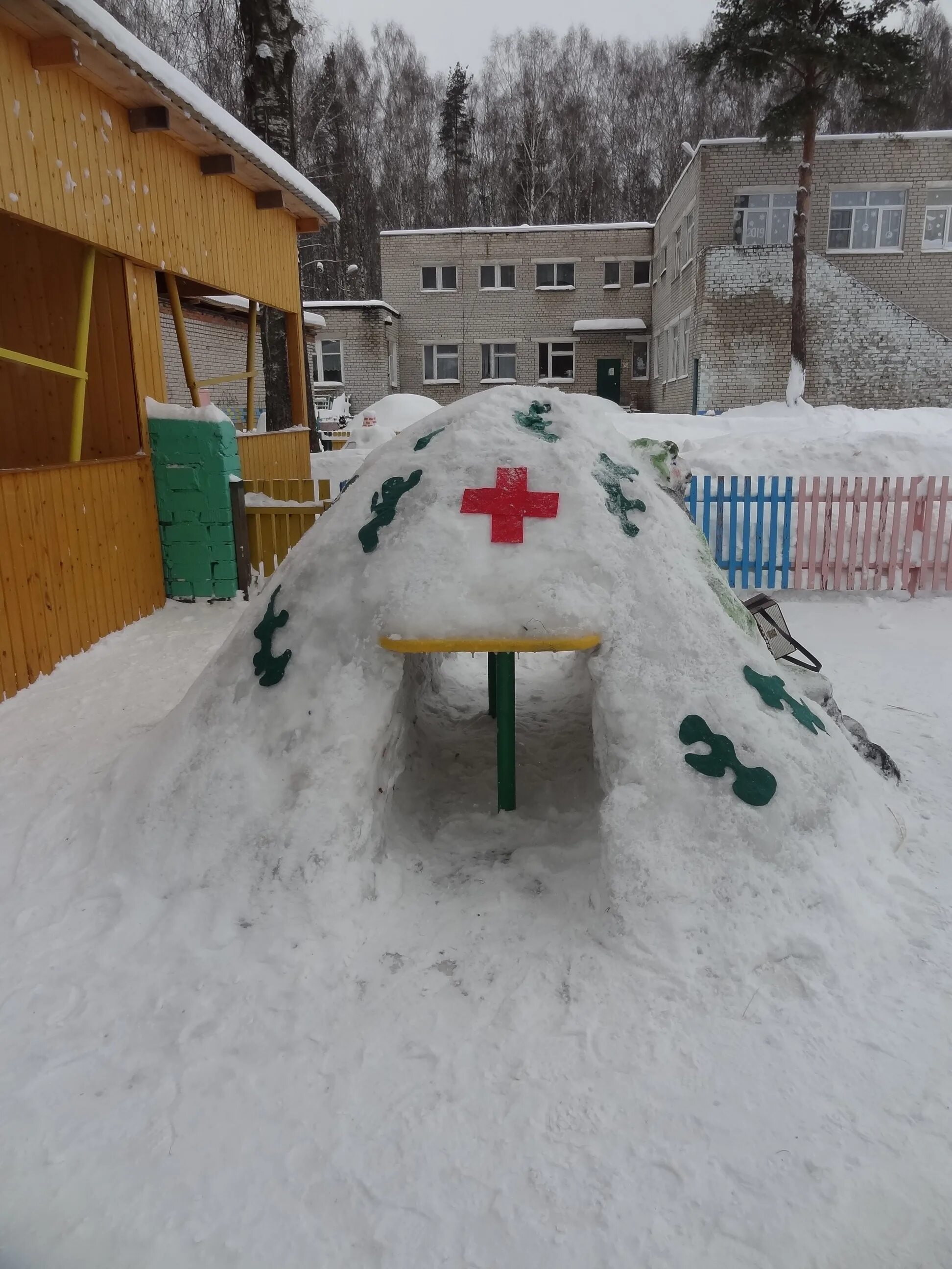 Зимние участки тема. Постройки из снега. Фигуры из снега в детском саду. Снежные постройки на участке. Фигуры из снега в садике.