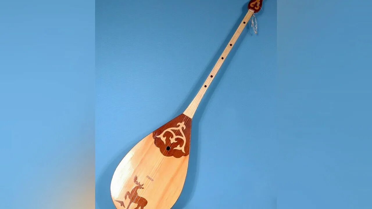 Национальный инструмент казахов домбра. Казахский двухструнный инструмент. Струнно щипковые народные инструменты. Домра струнный музыкальный инструмент. Домбра струнные щипковые музыкальные инструменты как звучит.