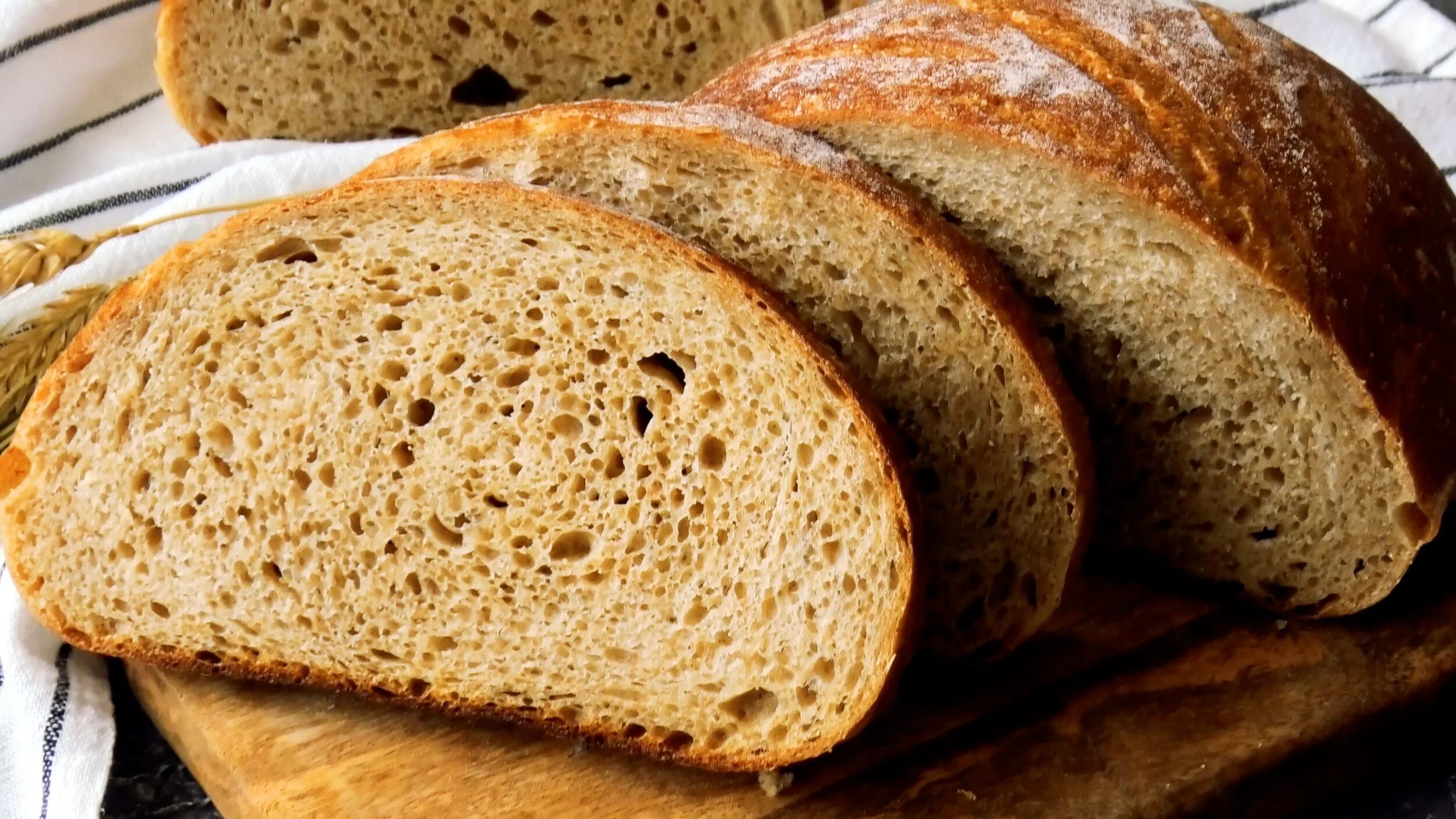 Пшеничный цельнозерновой хлеб на закваске. Ржано-пшеничный хлеб на закваске. Хлеб пшеничный цельнозерновой. Хлеб Богатырский цельнозерновой. Ржано-пшеничный цельнозерновой хлеб.