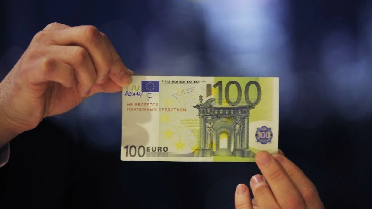 100 Евро купюра. 100 Евро купюра с двух сторон. 100 Евро фото. 100 Евро банк приколов.