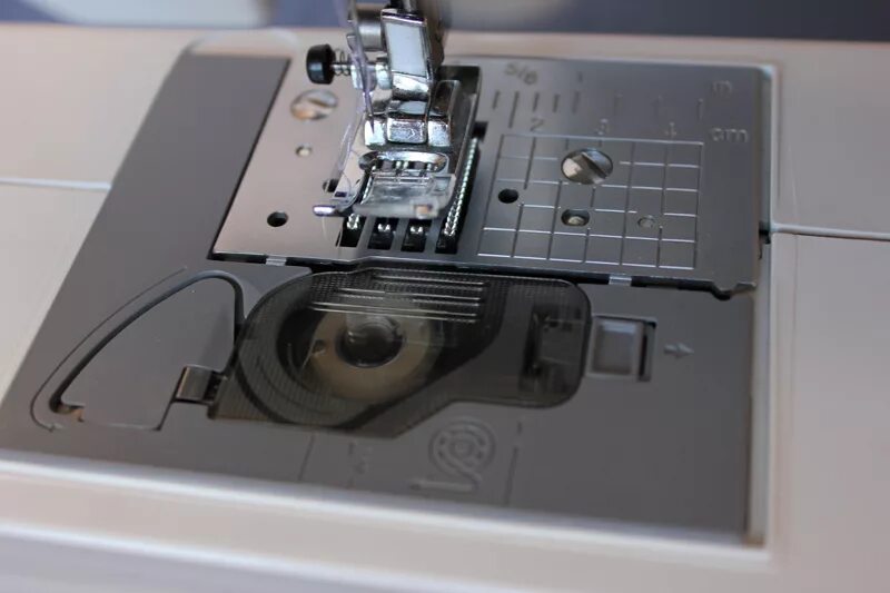 Двухигольная швейная машина с отключением игл. Singer 7640. Швейная машинка style 80e brother. Jaguar gt-8. Горизонтальный челнок в швейной машине.