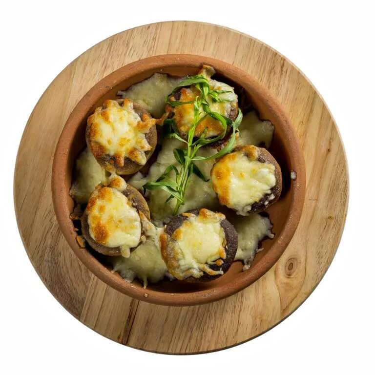 Грибы на кеци с сулугуни. Шампиньоны с сулугуни в духовке. Шампиньоны на кеци. Шампиньоны запеченные с сыром сулугуни. Шампиньоны с сулугуни в духовке.