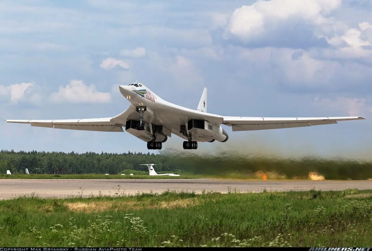 Ту 150 м. Ту-160 сверхзвуковой самолёт. Ту 150 м. Стратегический ракетоносец ту-160 белый лебедь. Стратегический бомбардировщик ту-160.