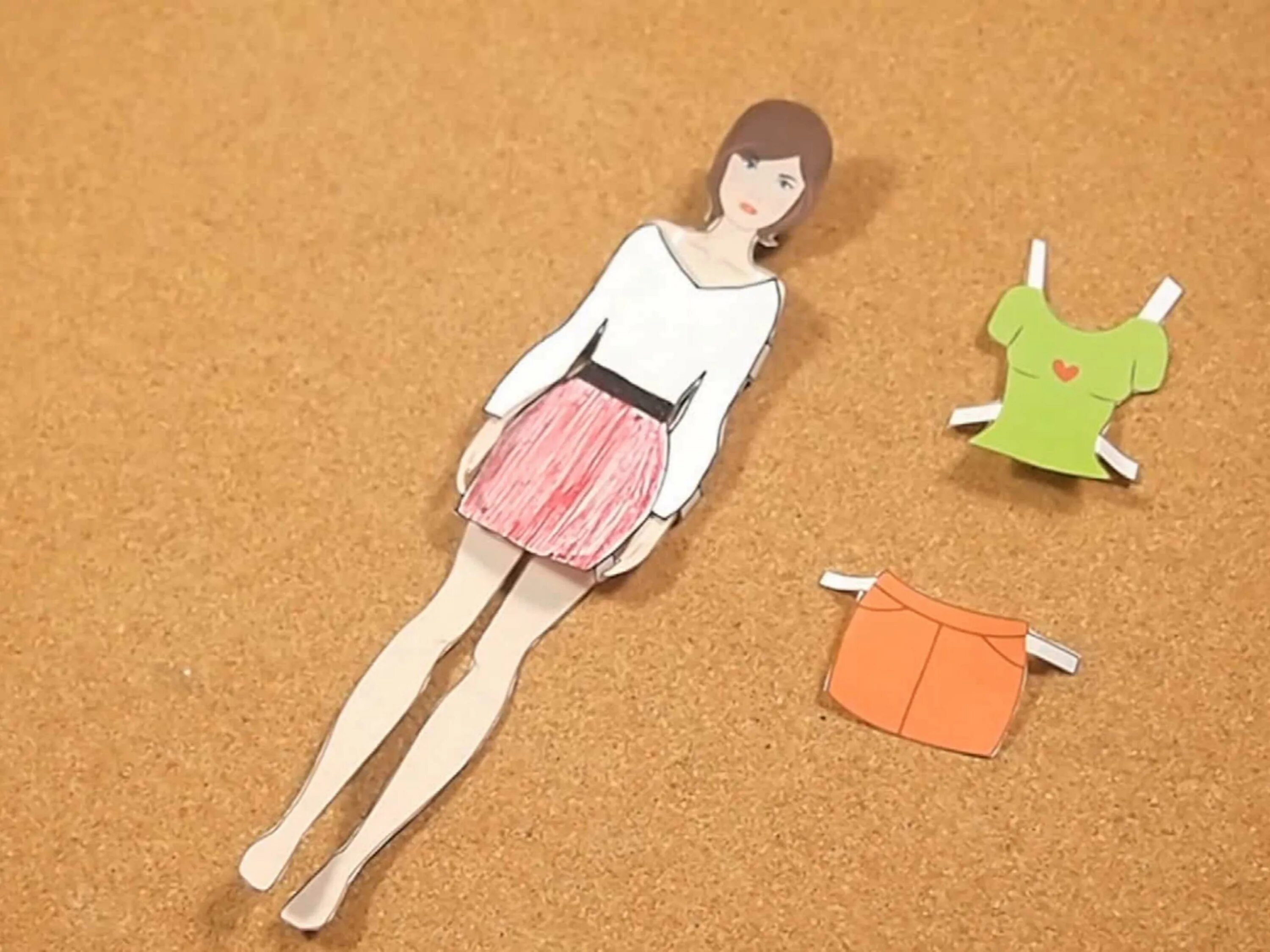 Наряды для картонных кукол. Бумажные куклы. Кукла из картона. Бумажные куклы папер дол. Куклы из бумаги с одеждой.